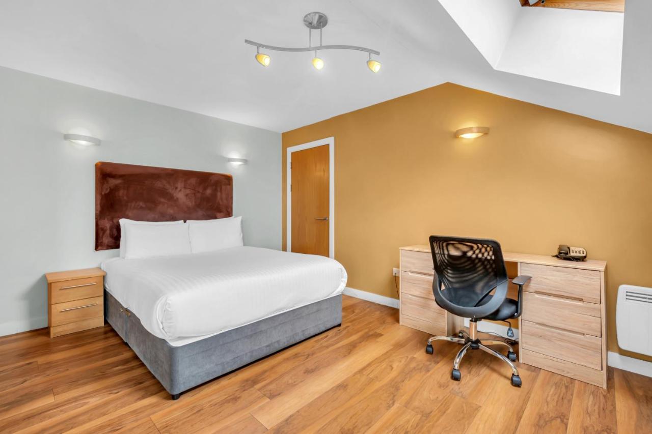 Roomzzz Headingley Aparthotel