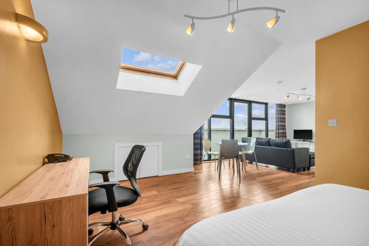 Roomzzz Headingley 4*